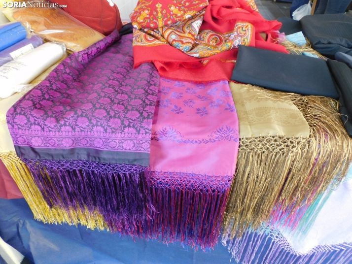 GALER&Iacute;A | La tradici&oacute;n de los trajes sorianos inunda el Mercado Municipal 