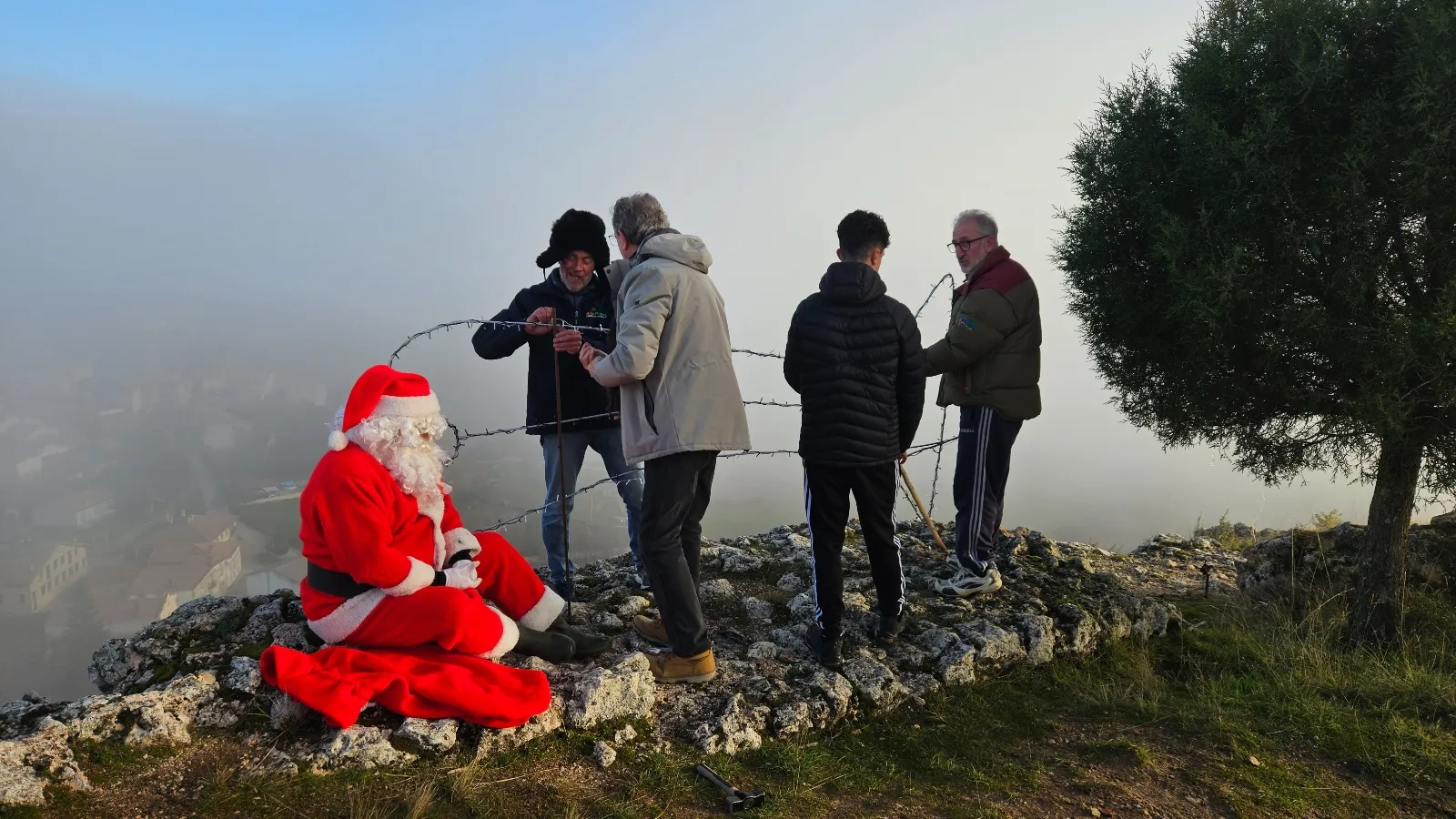 Foto 2 - 60 personas suben al Castillo de Espeja para colocar su tradicional bel&eacute;n 