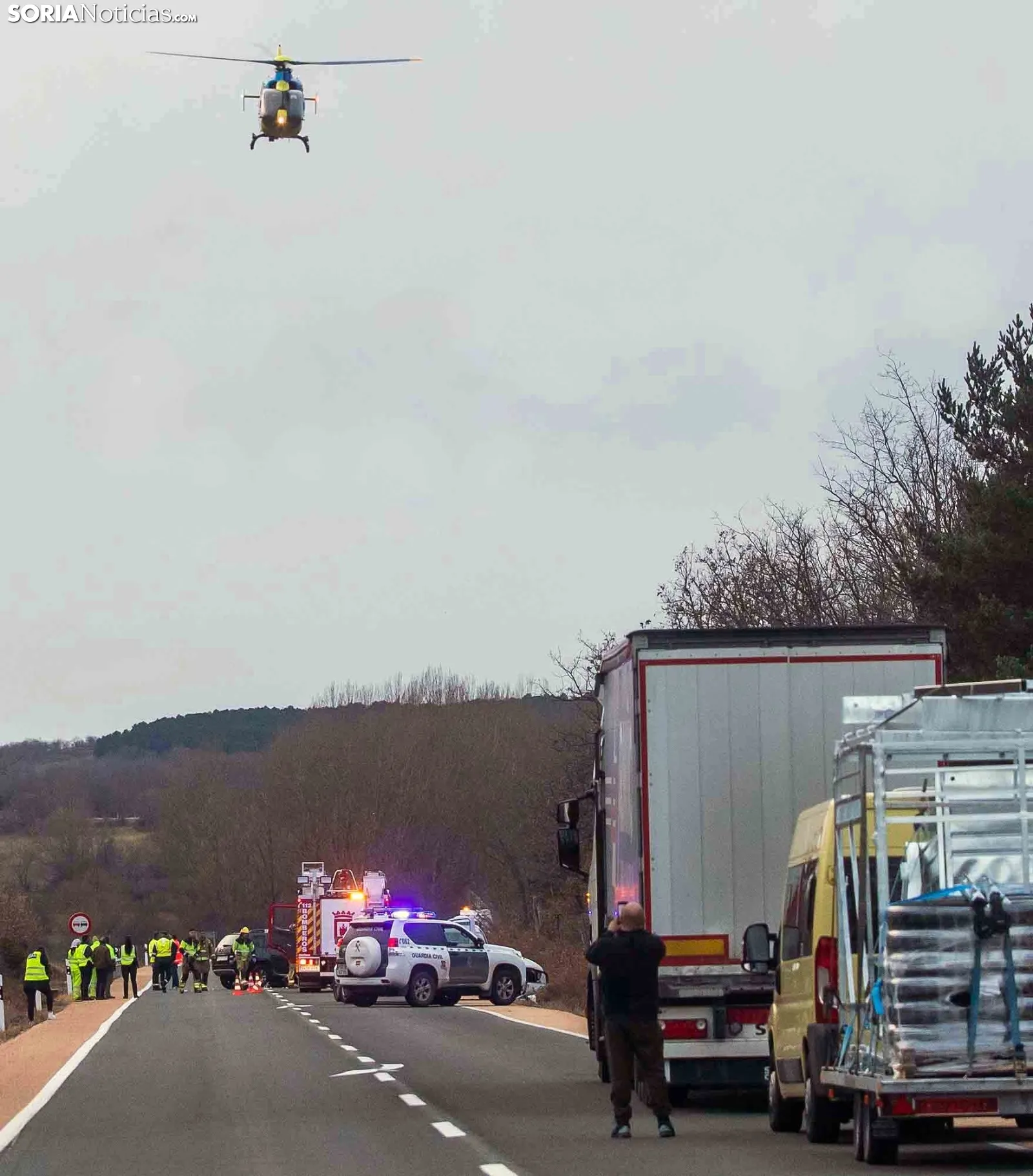 Una imagen del accidente hoy martes en la N-234 en el término de Cidones. /SN