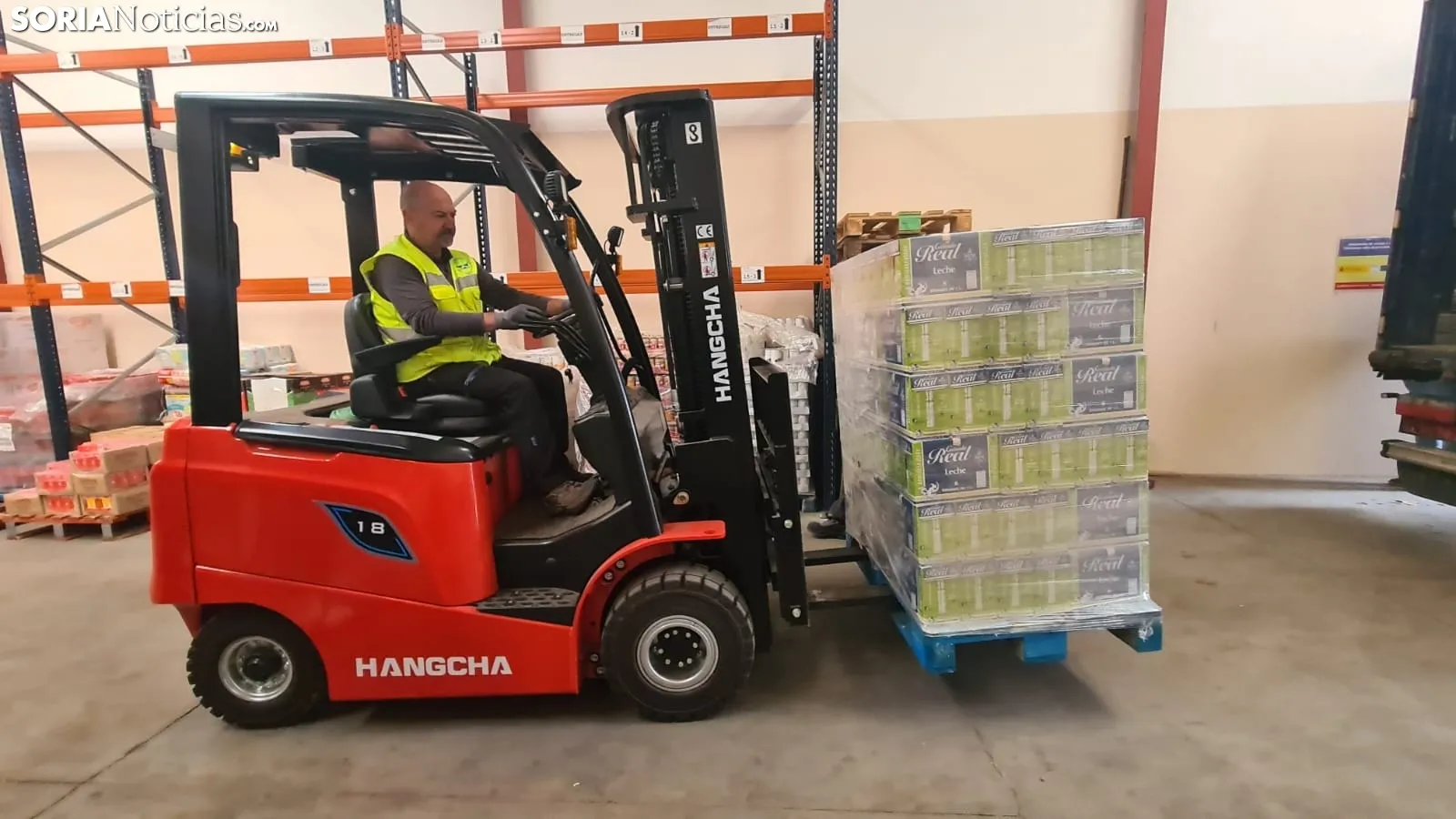 Caja Rural de Soria dona 11.000 litros de leche al Banco de Alimentos. /SN