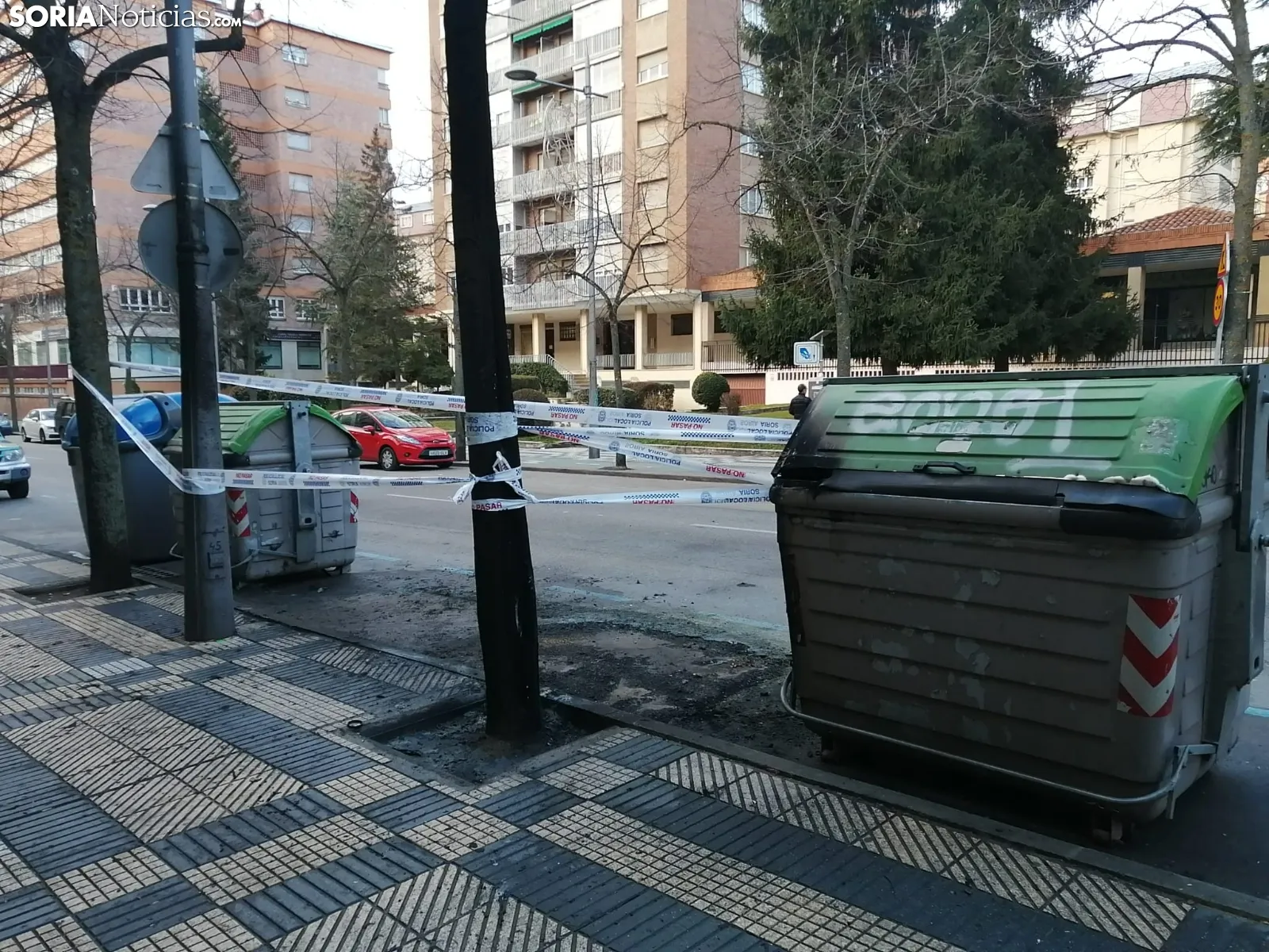 Foto 2 - FOTONOTICIA | Un nuevo contenedor quemado en la zona de El Calaver&oacute;n