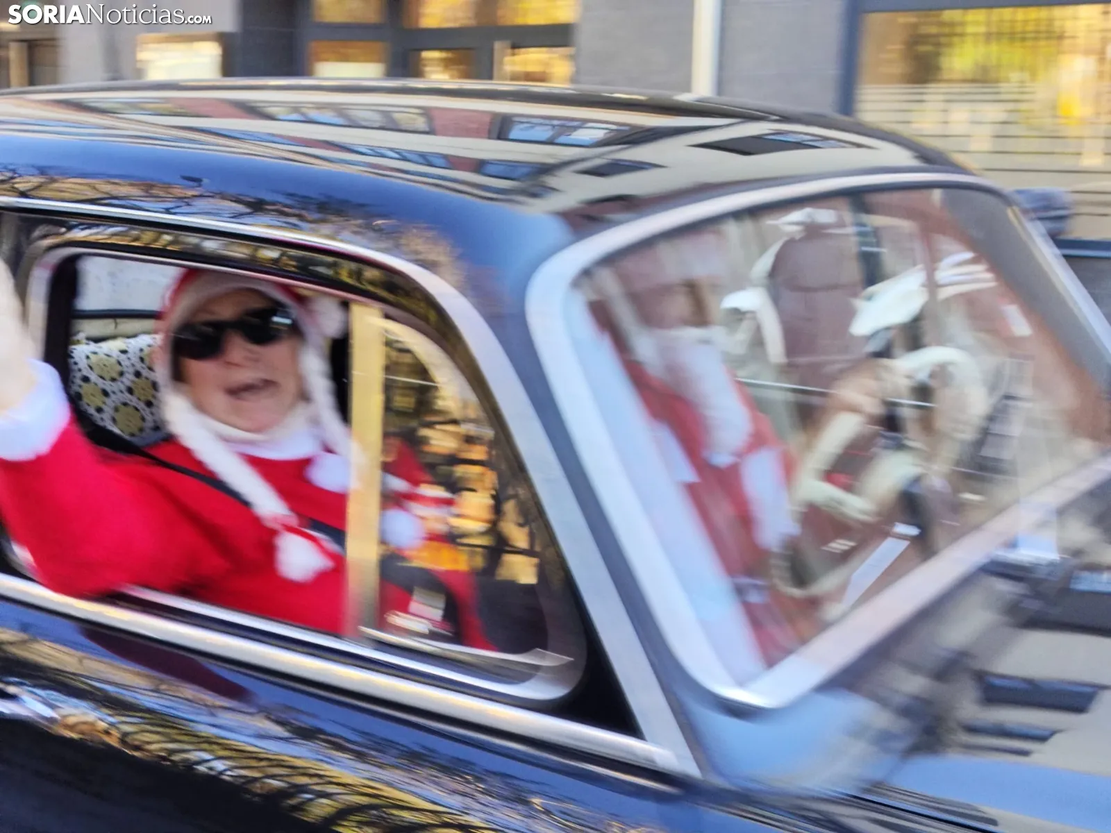 Foto 2 - Navidad y coches antiguos, s&iacute;ntoma de felicidad