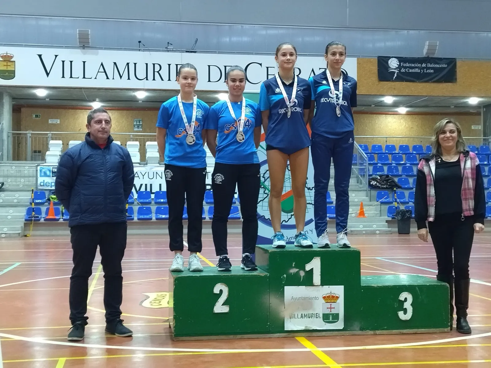 María González e Isabel Corchón, en el segundo lugar del podio. 