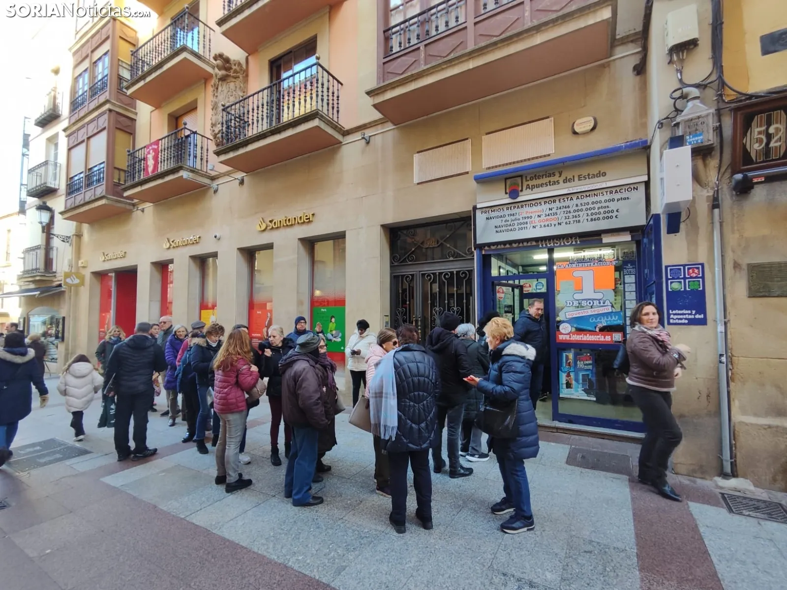 Foto 2 - Contin&uacute;a la fiebre por la loter&iacute;a en Soria: Largas filas para El Ni&ntilde;o