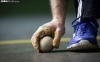 Un jugador recoge una pelota durante un partido. /María Ferrer