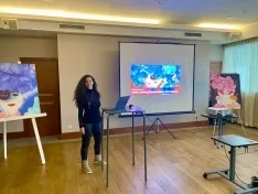 Foto 4 - Houda Bakkali presenta una exposici&oacute;n revolucionaria en el Parador de Soria