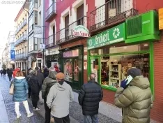 Foto 4 - Contin&uacute;a la fiebre por la loter&iacute;a en Soria: Largas filas para El Ni&ntilde;o