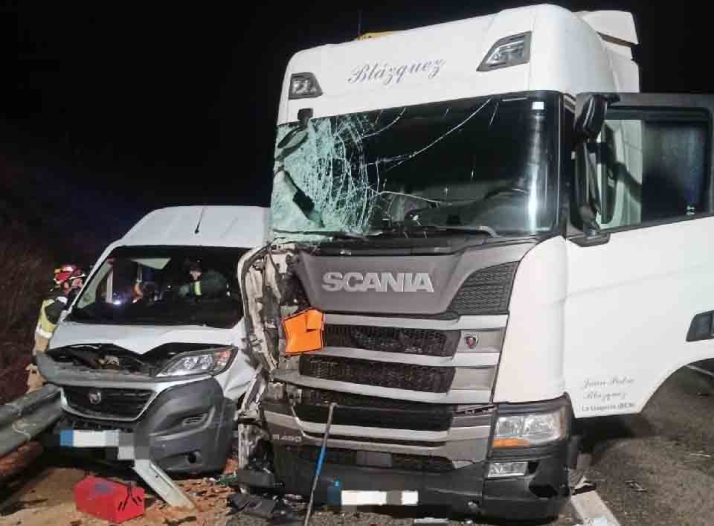 Trasladado al hospital tras chocar su furgoneta contra un camión en El Burgo 