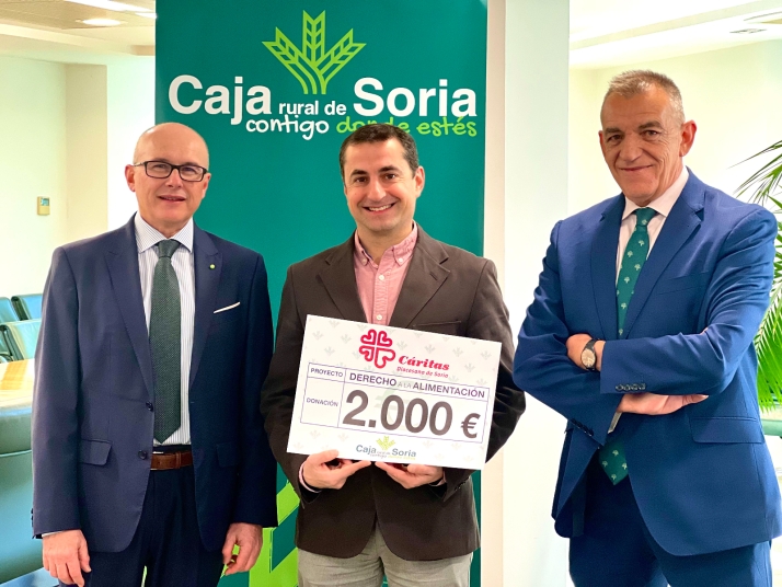 Caja Rural de Soria entrega 2.000 euros a Cáritas Diocesana 