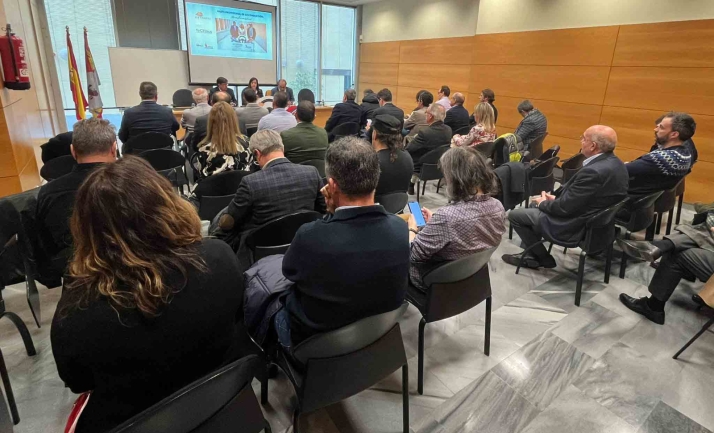 La Junta se reúne con el sector del transporte para impulsar la promoción de las ayudas al fomento de nuevos conductores profesionales