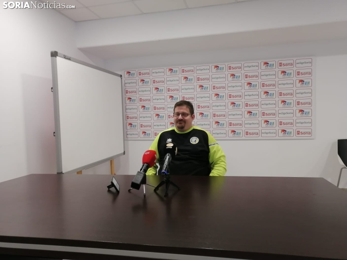 Lluelles se muestra indignado ante los diferentes criterios de arbitraje en el partido frente al Covadonga