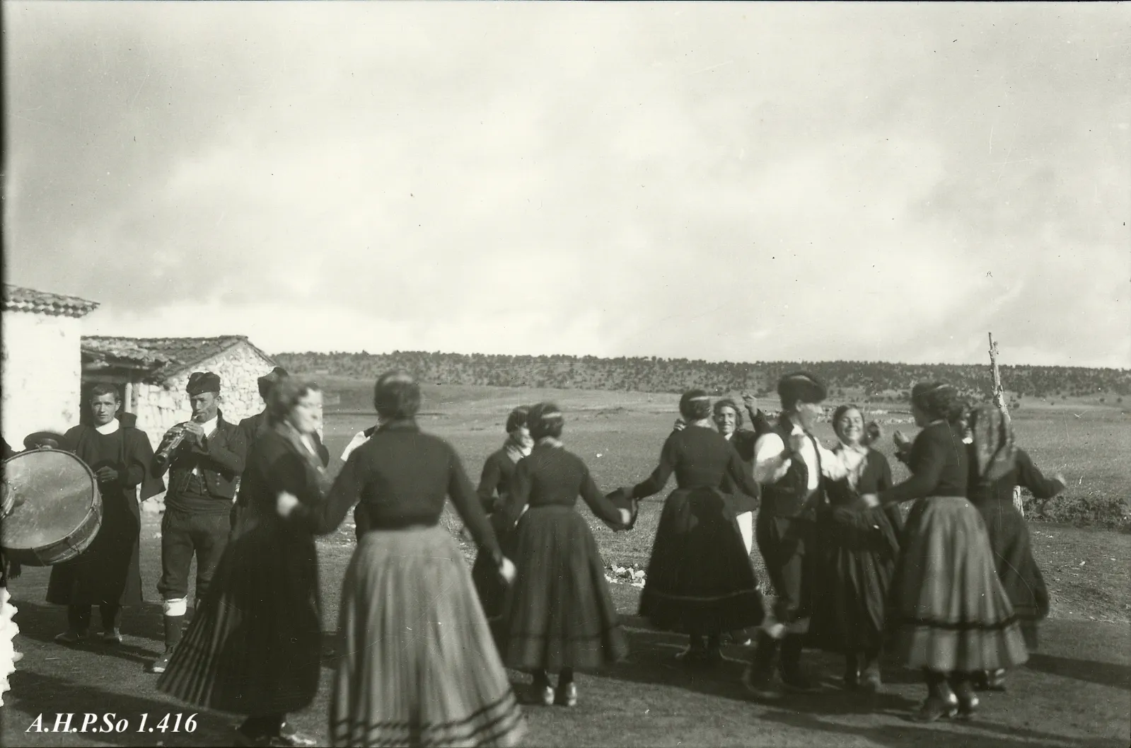 Baile de la Rueda en Fuencaliente del Burgo. /AHPSo. Fot. 1422. Colección A. Carrascosa.