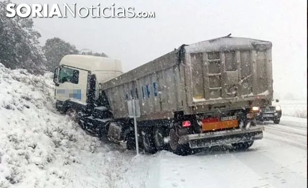 Labores de rescate de un camión tras haber sufrido un accidente en la CL-101. /SN