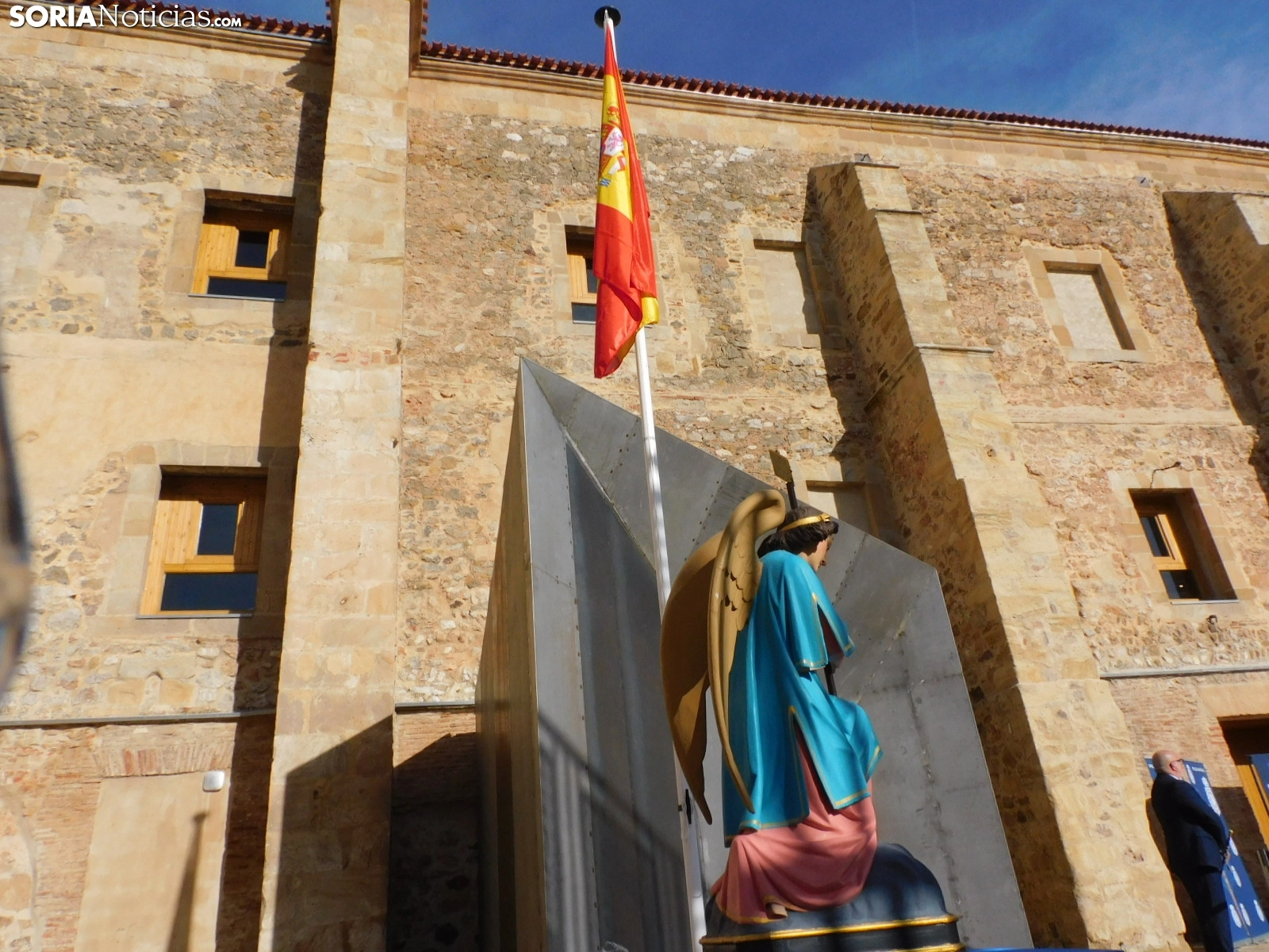 La Policía Nacional celebra sus 200 años de labor heterogénea con el izado de bandera