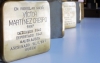 Varios 'stolpersteine' o adoquines metálicos que recuerdan la deportación de sorianos en el Holocausto. 