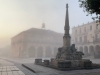 La plaza Mayor de Soria cubierta por la niebla.