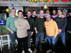 El grupo de amigos en la despedida de Aitor Campo.