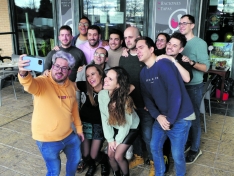 Selfie de los asistentes a la fiesta sorpresa que le hicieron a Aitor Campo.