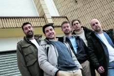 Algunos amigos ante el instituto de Secundaria Virgen del Espino.