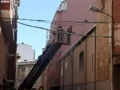 Foto 3 - Bomberos interviene en la retirada de hielo en altura dentro de la ciudad