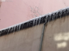 Foto 4 - Bomberos interviene en la retirada de hielo en altura dentro de la ciudad