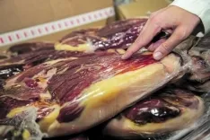 El jamón, uno de los productos principales de Embutidos La Hoguera.