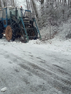Foto 3 - Los vecinos de un pueblo de Soria logran despejar una carretera cortada por la nevada