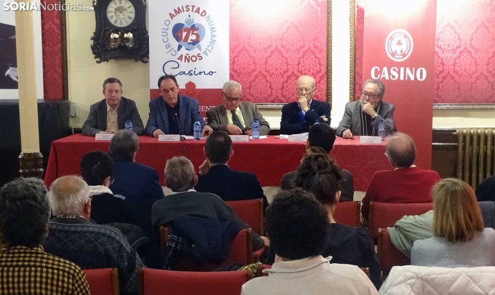 De izquierda a derecha, Adolfo Sainz; Benito Serrano; Gonzalo Santonja; Vidal Pérez; y Carlos de la Casa. /PC