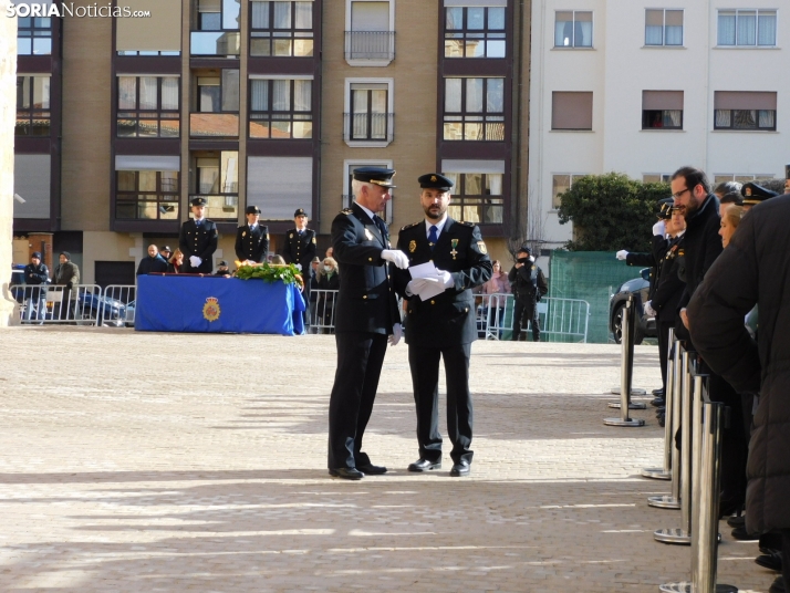 EN FOTOS | La Polic&iacute;a Nacional iza la bandera para celebrar el 200 aniversario del cuerpo