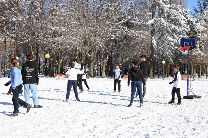 J&oacute;venes jugadores del CSB practican el baloncesto sobre la nieve en la Dehesa