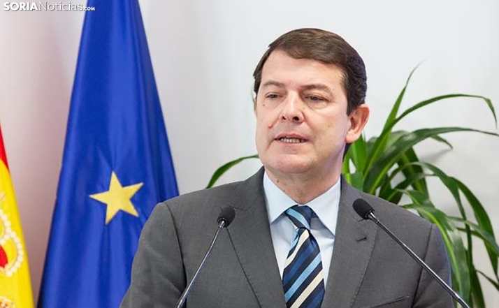 Mañueco acusa al Gobierno de dar privilegios para sus amigos y desprecio para los españoles