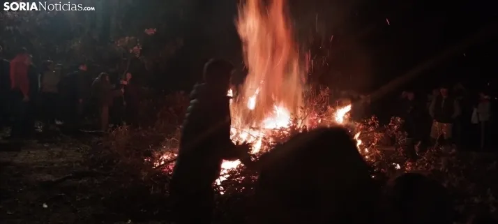 Fotos: Pedrajas celebra su luminaria con m&uacute;sica, vino y mucha carne a la brasa