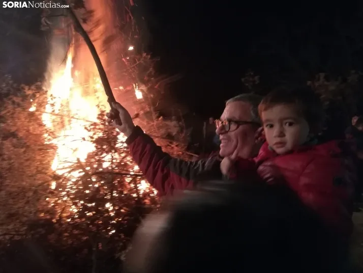 Fotos: Pedrajas celebra su luminaria con m&uacute;sica, vino y mucha carne a la brasa