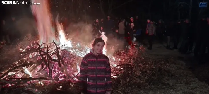 Fotos: Pedrajas celebra su luminaria con m&uacute;sica, vino y mucha carne a la brasa