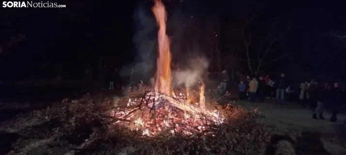 Fotos: Pedrajas celebra su luminaria con m&uacute;sica, vino y mucha carne a la brasa