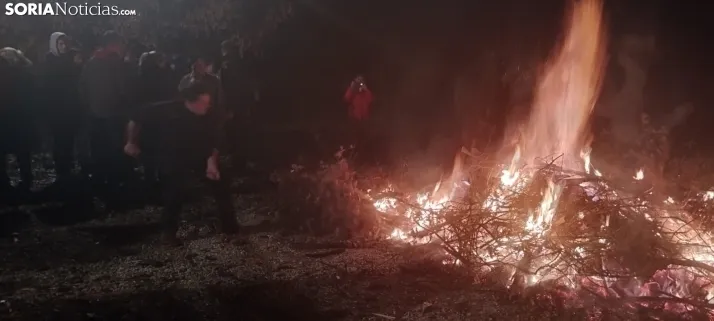 Fotos: Pedrajas celebra su luminaria con m&uacute;sica, vino y mucha carne a la brasa
