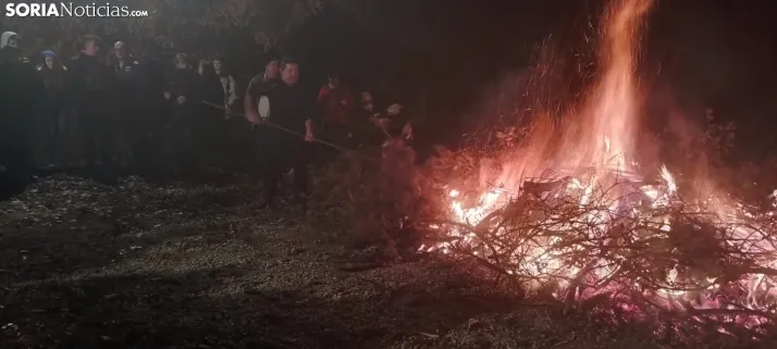 Fotos: Pedrajas celebra su luminaria con m&uacute;sica, vino y mucha carne a la brasa