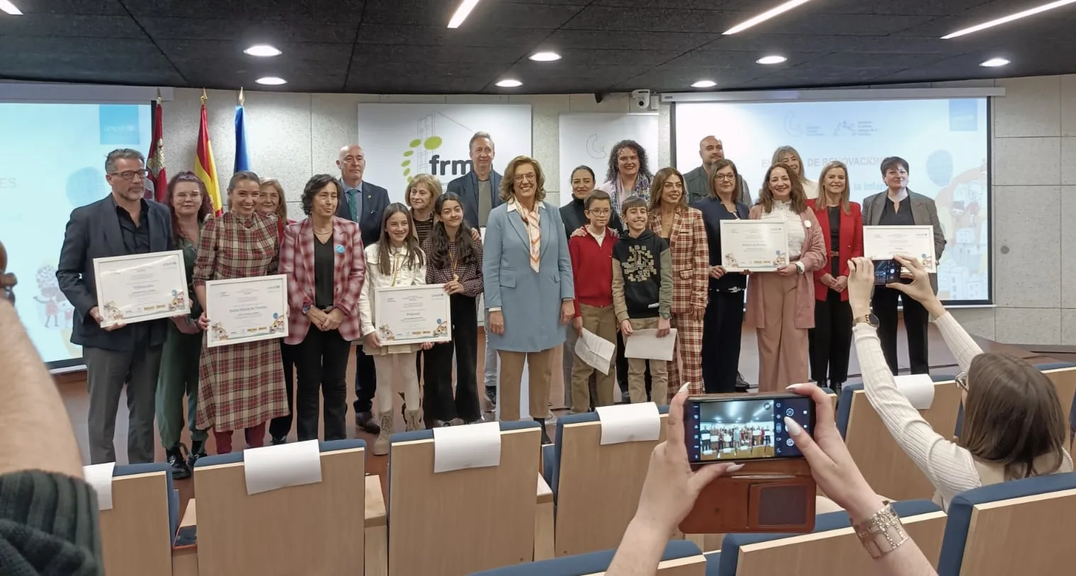 Foto de familia de la entrega de diplomas. 
