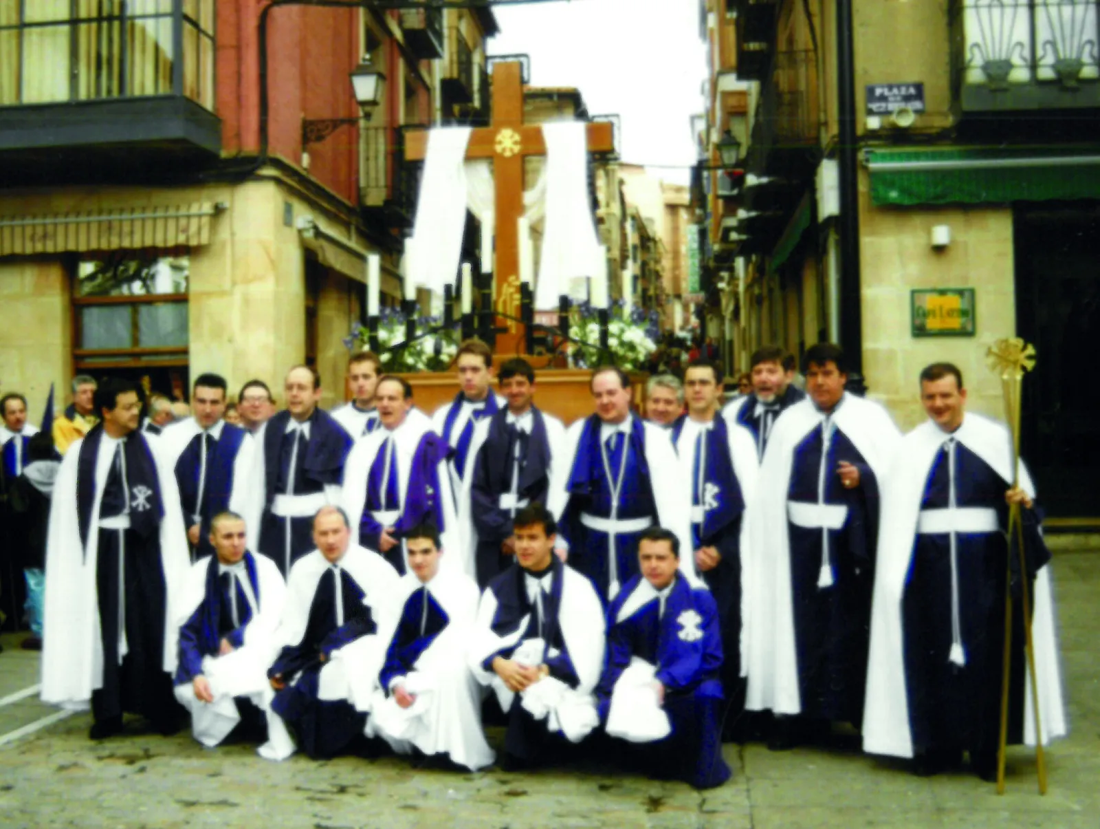 ‘La Exaltación de la Santa Cruz’ es un homenaje a su Sede canónica, la parroquia del Salvador. Foto del estreno en 1999. Cedida