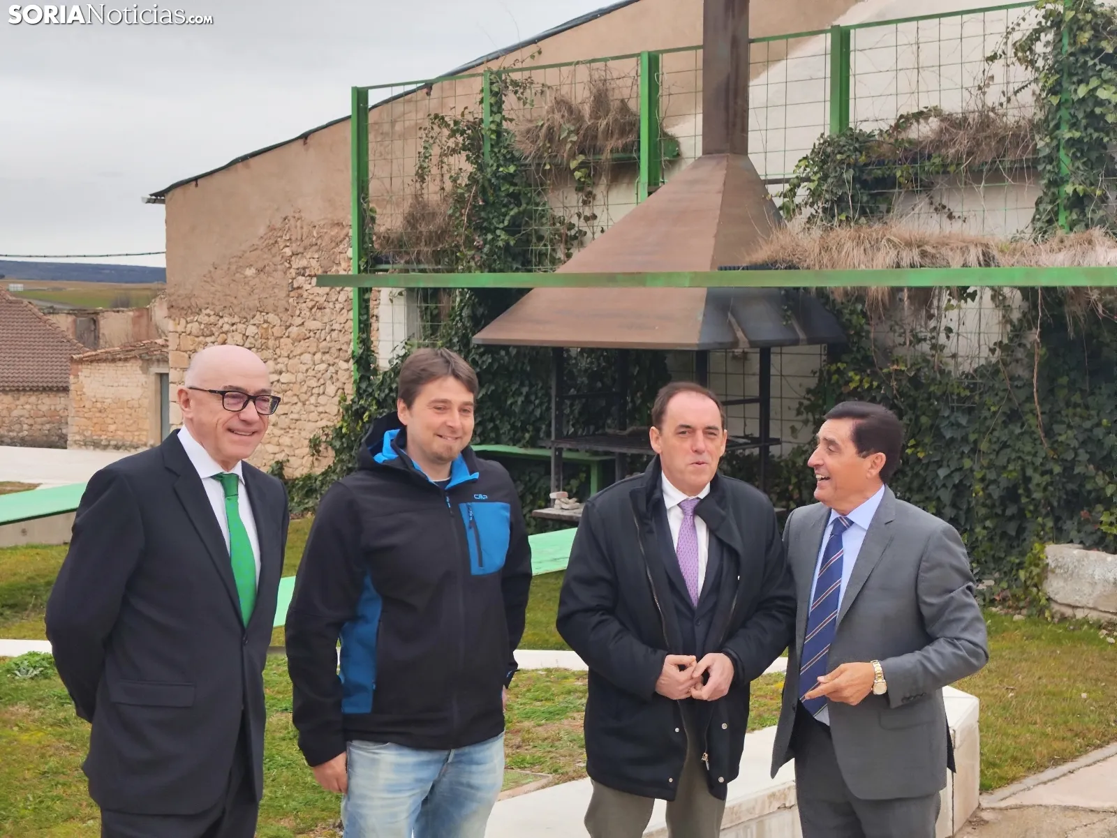 La oficina móvil de Caja Rural de Soria en Adradas. 