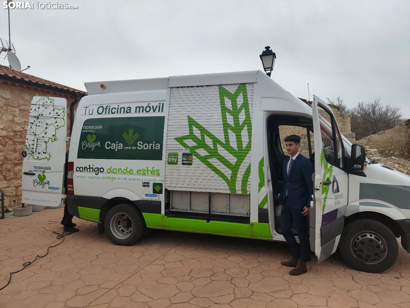 La oficina móvil de Caja Rural de Soria en Adradas. 