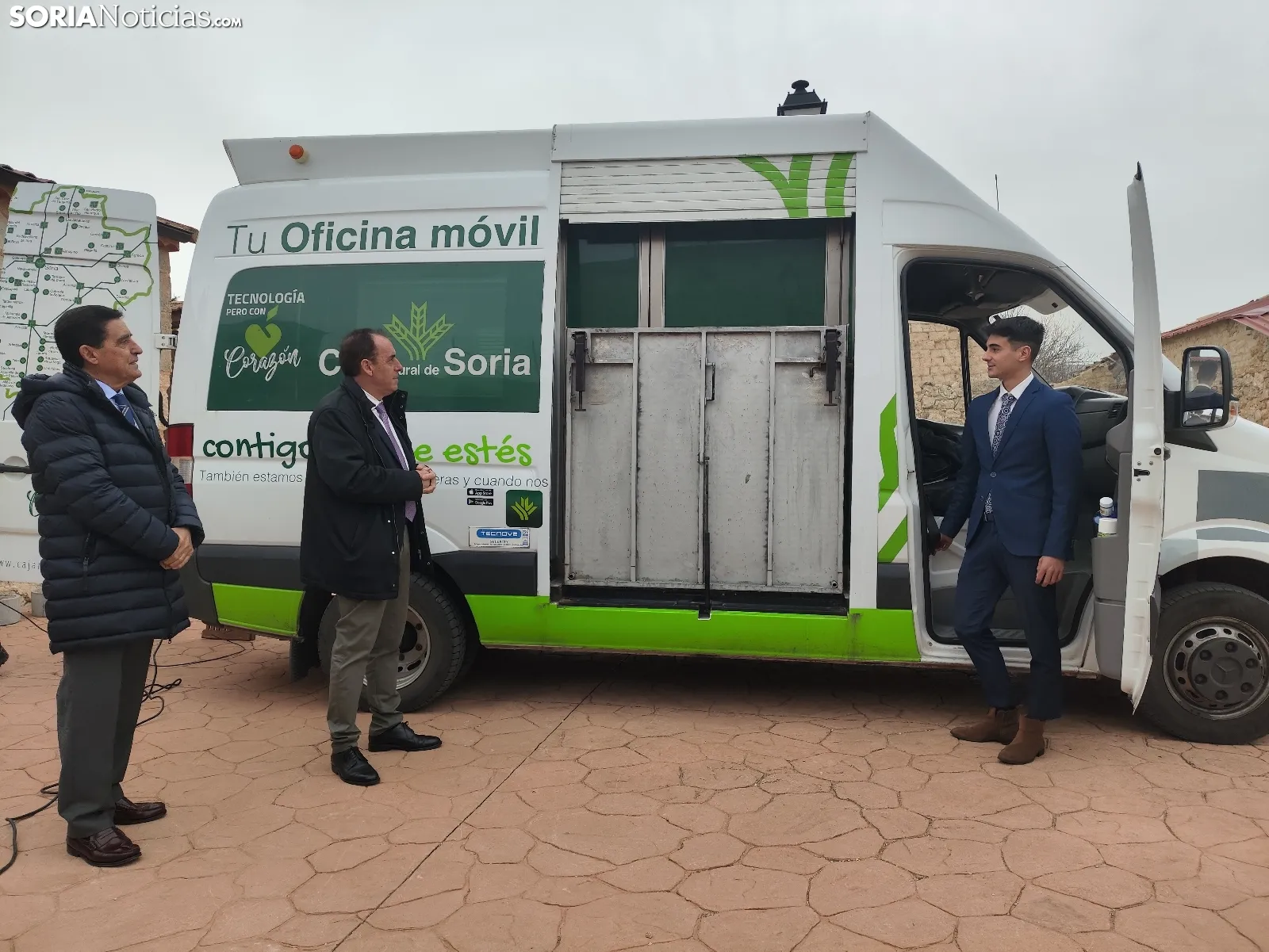 La oficina móvil de Caja Rural de Soria en Adradas. 