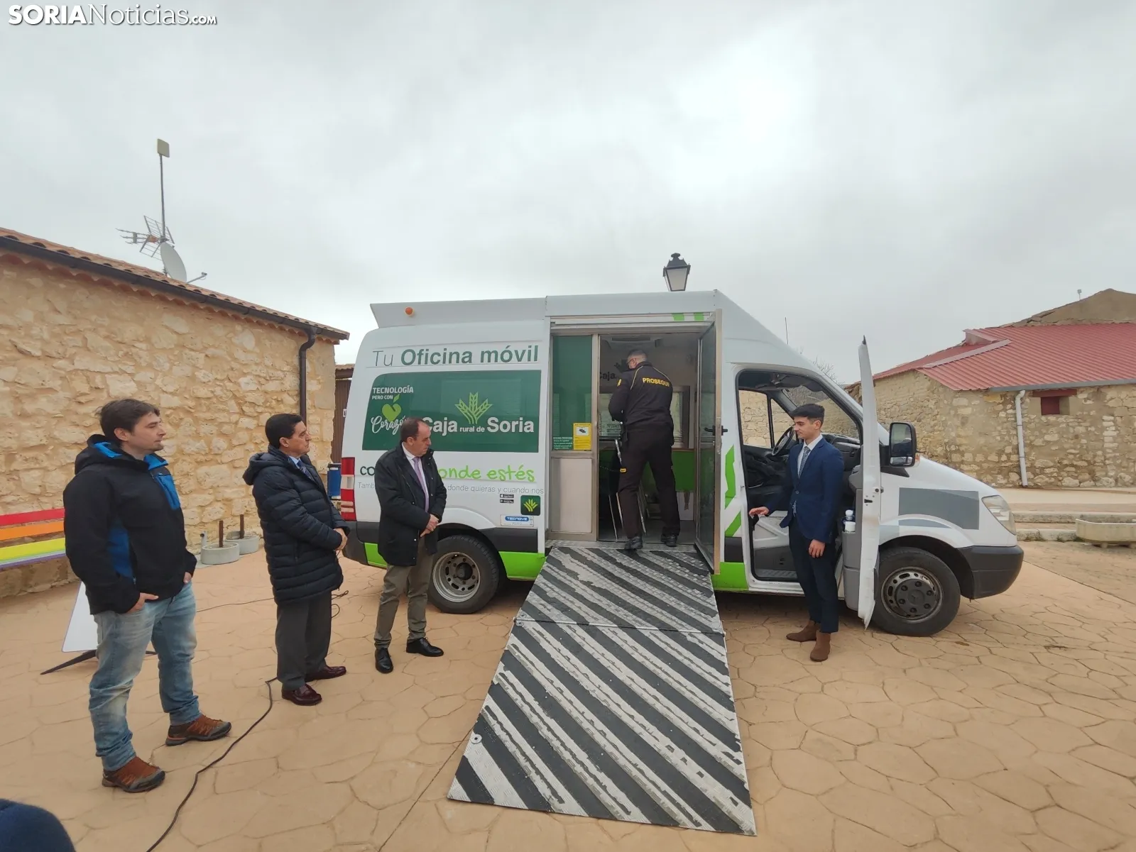 La oficina móvil de Caja Rural de Soria en Adradas. 