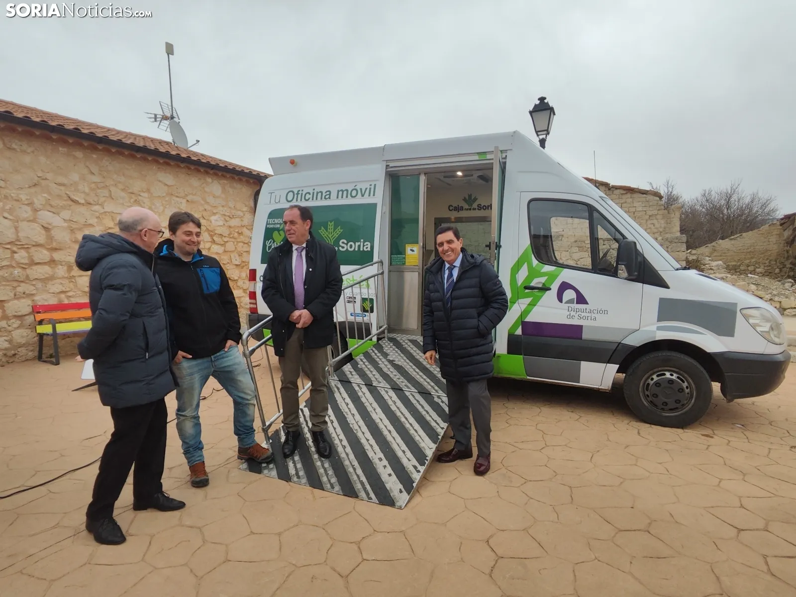 La oficina móvil de Caja Rural de Soria en Adradas. 