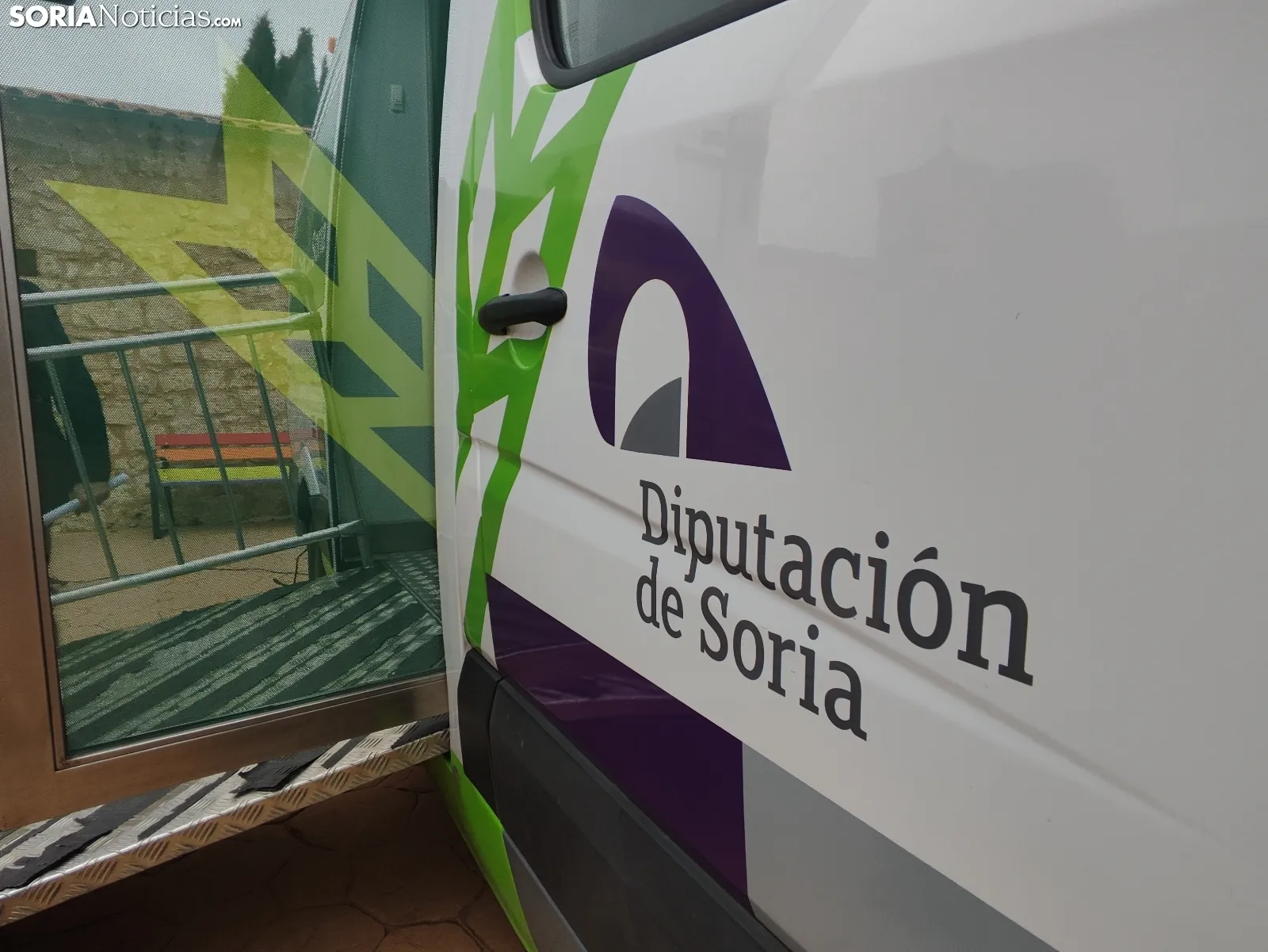 La oficina móvil de Caja Rural de Soria en Adradas. 