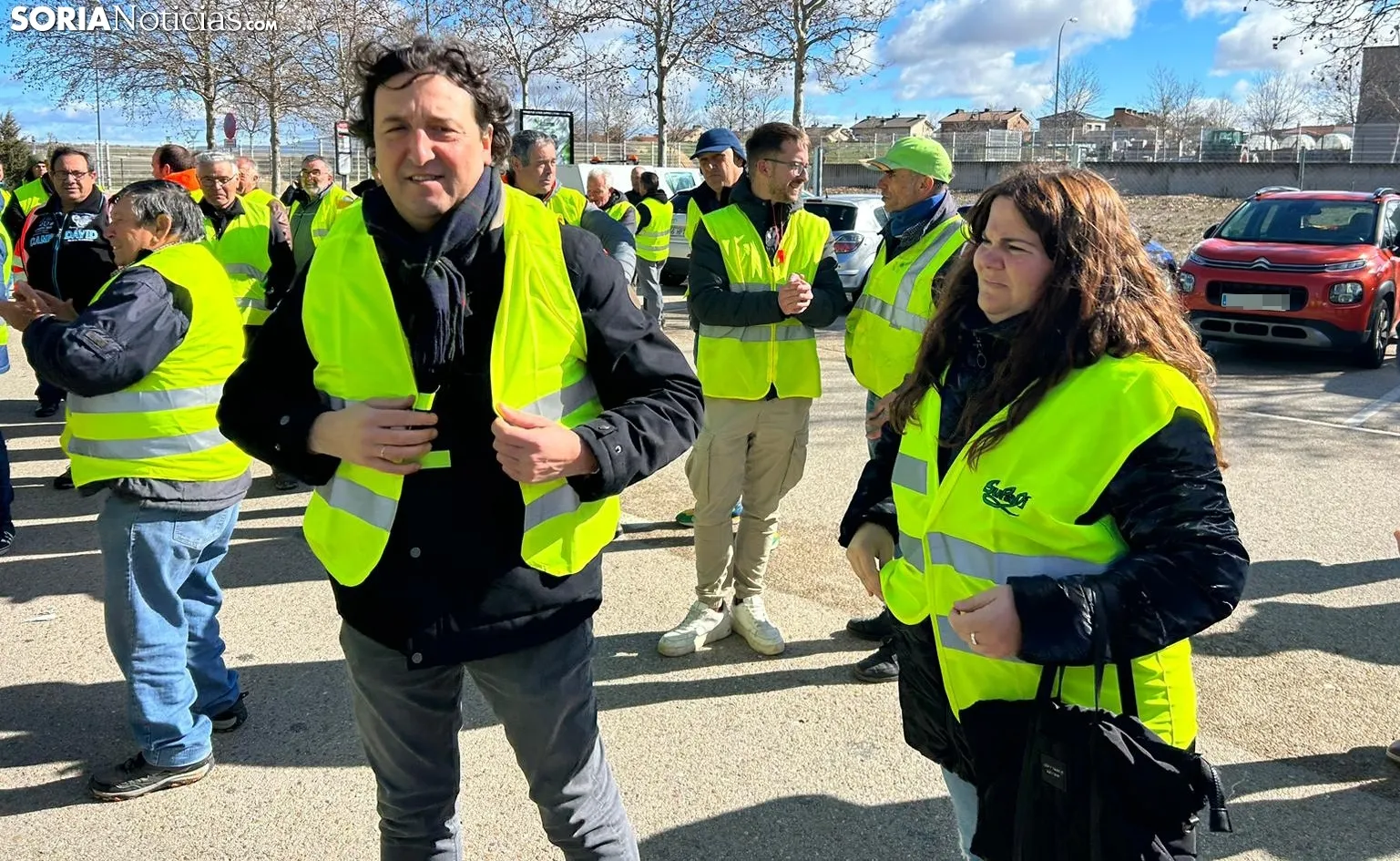 Ana Pastor y Juan Francisco Barcones con los chalecos amarillos. /SN