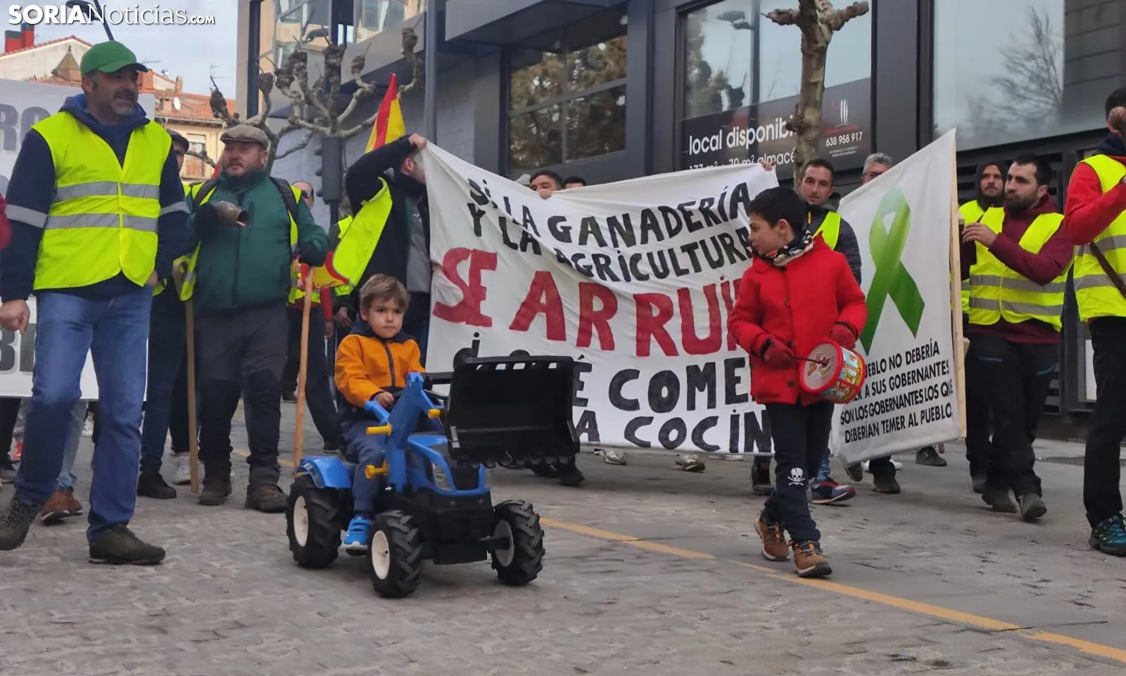 Algunos de los manifestantes en la calle Alfonso VIII. /SN