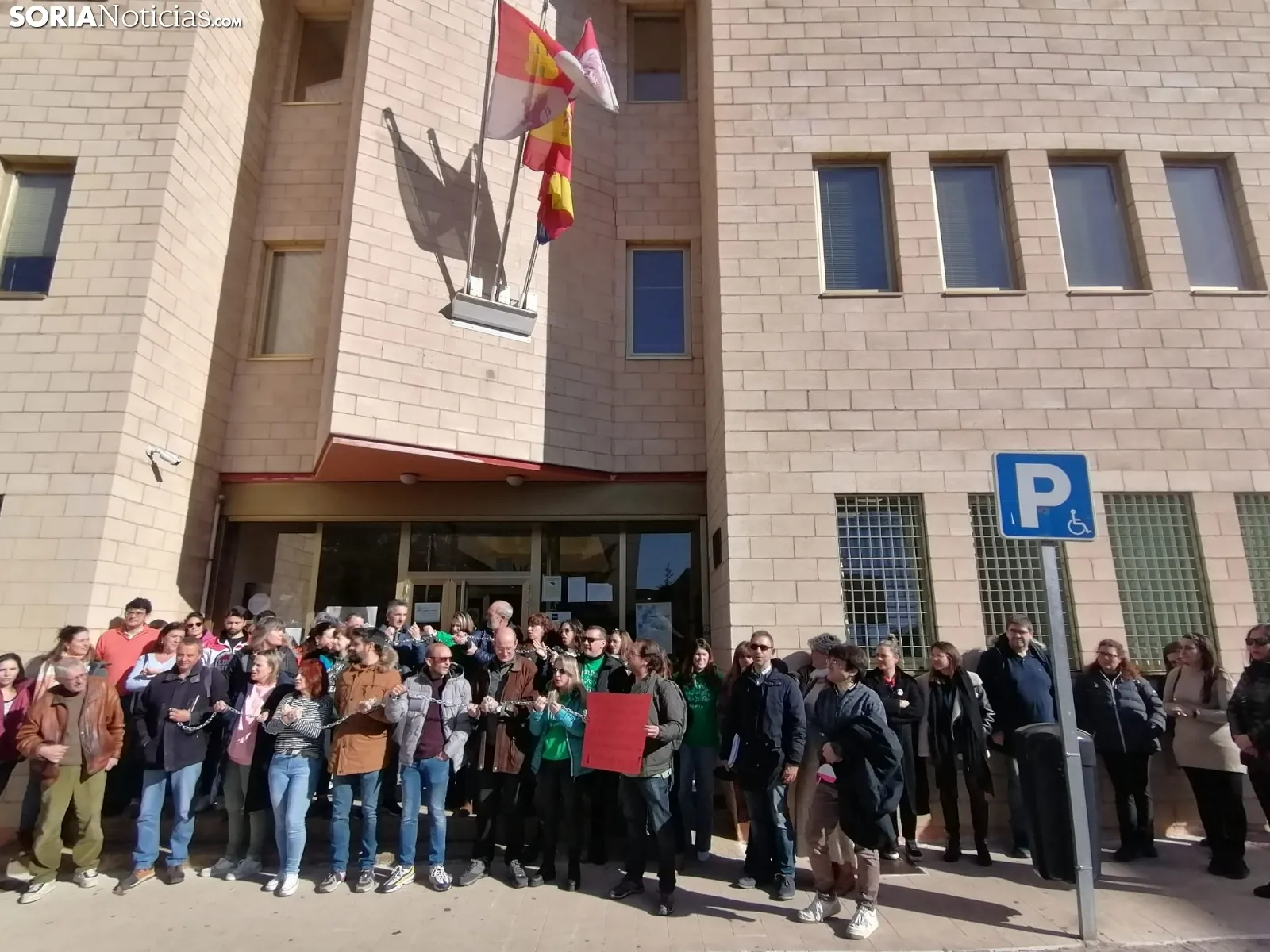 Foto 2 - &ldquo;Encadenados&rdquo; e indignados: los docentes se concentran por los recortes del 40% en la educaci&oacute;n p&uacute;blica
