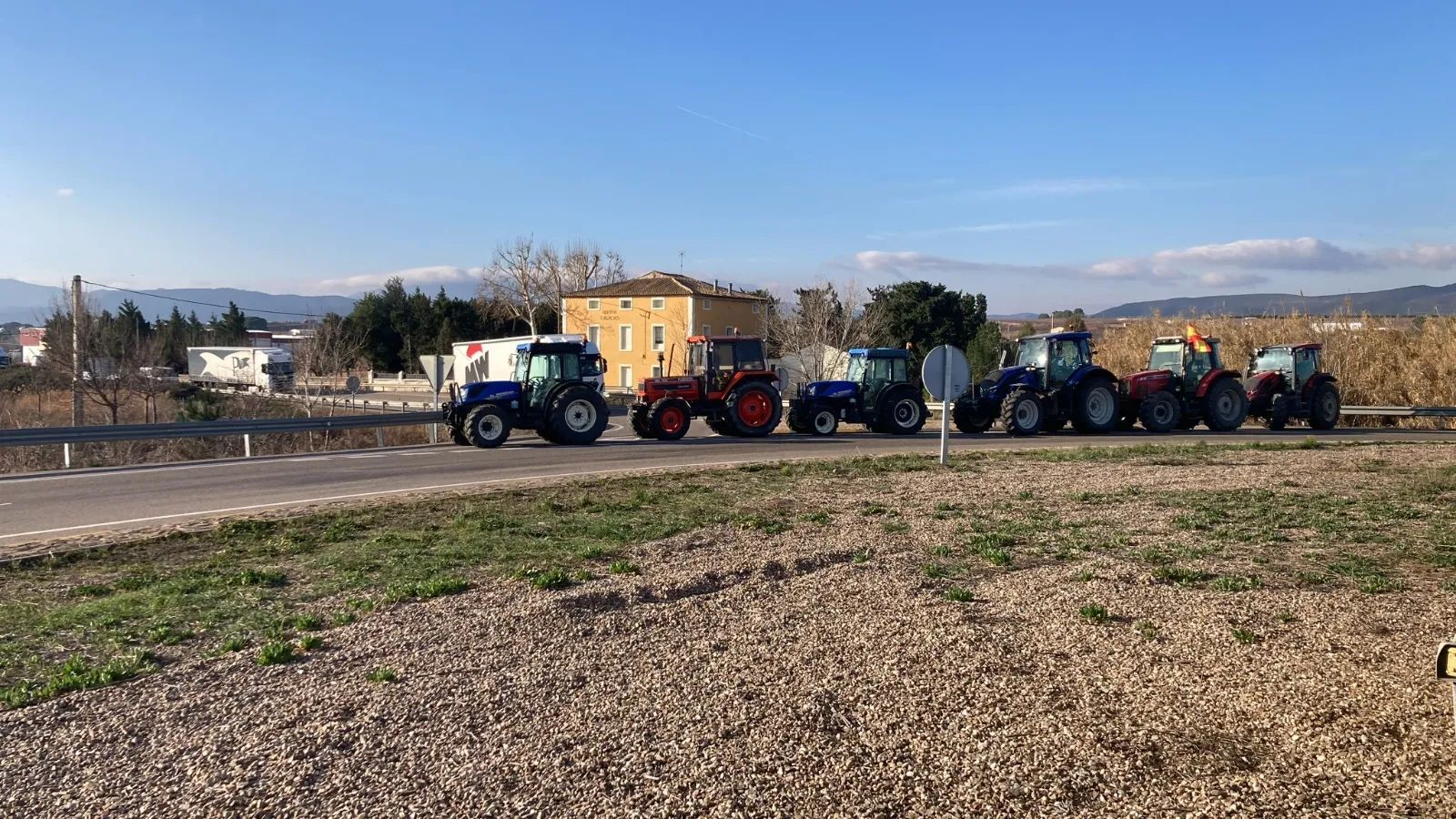 Foto 2 - V&iacute;deo| Los tractoristas vuelven a tomar la A-2: Cortado el tr&aacute;fico entre Madrid y Barcelona