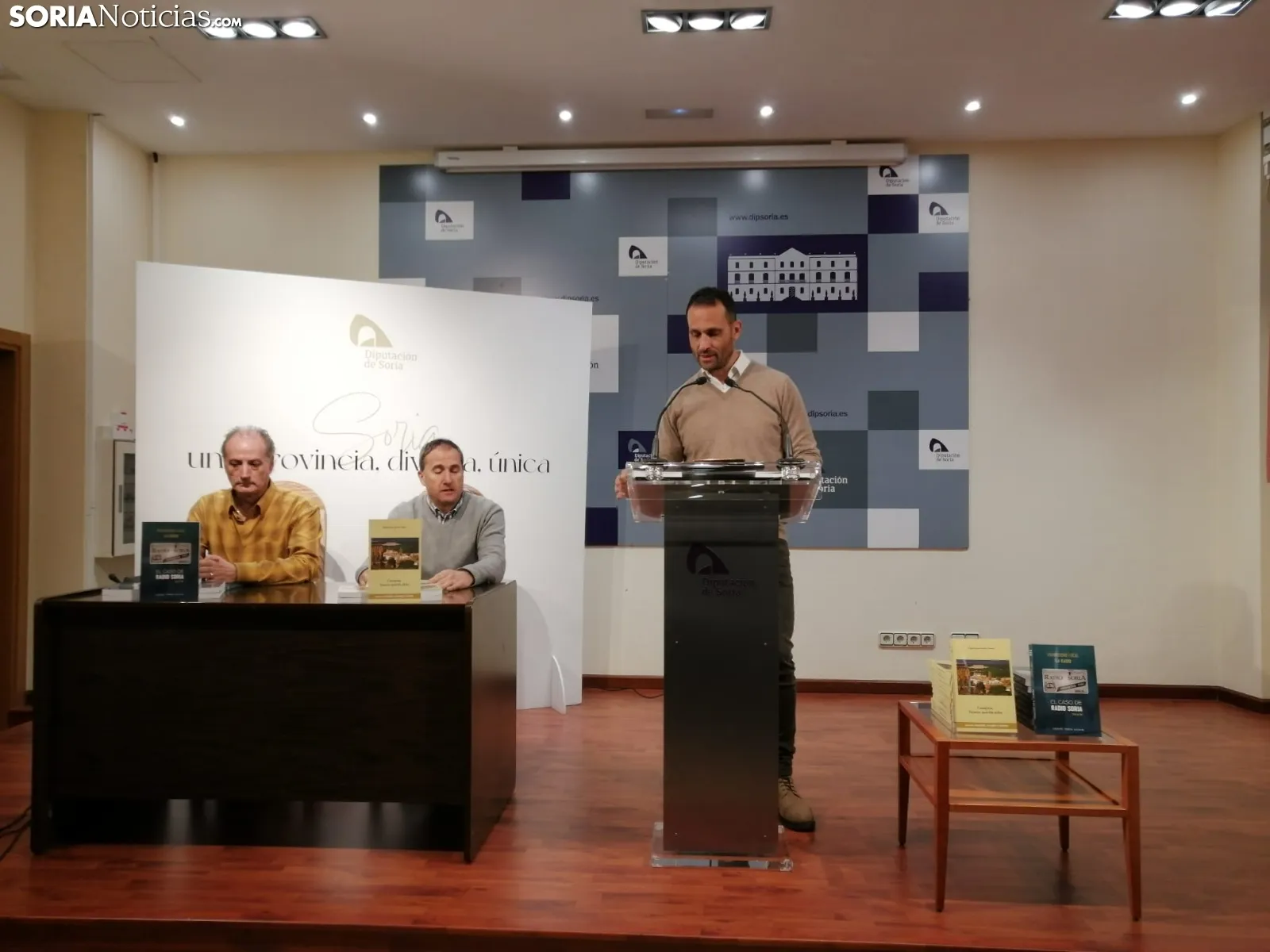 Foto 2 - La Diputaci&oacute;n presenta dos libros con el pueblo de Cascajosa y la radio de Soria como temas principales 